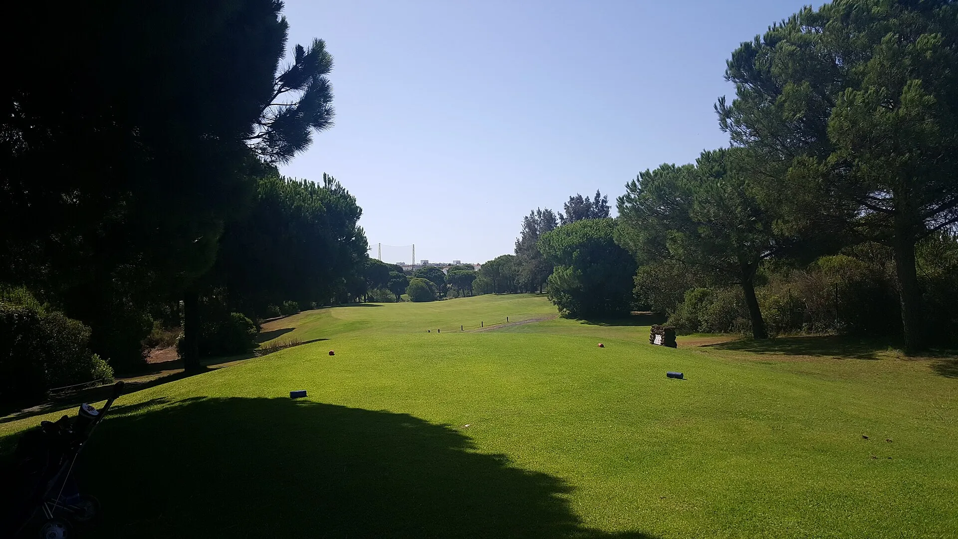 Golfbane med soeer og gamle stenege i Malagas bagland