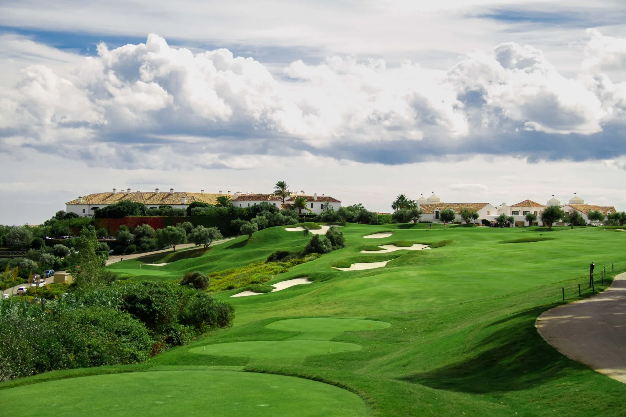 Fairway og andalusisk klubhus på Finca Cortesín